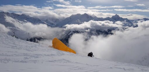 Tandemstart mit Orangener Gleitschirm in den Wolken